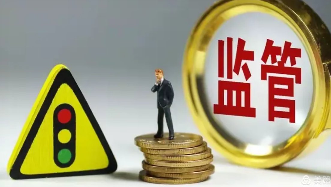 一位投资者正在手机前仔细核对开户表格